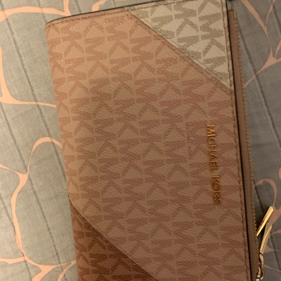 Michael Kors tote and wallet . - Picture 7 of 8